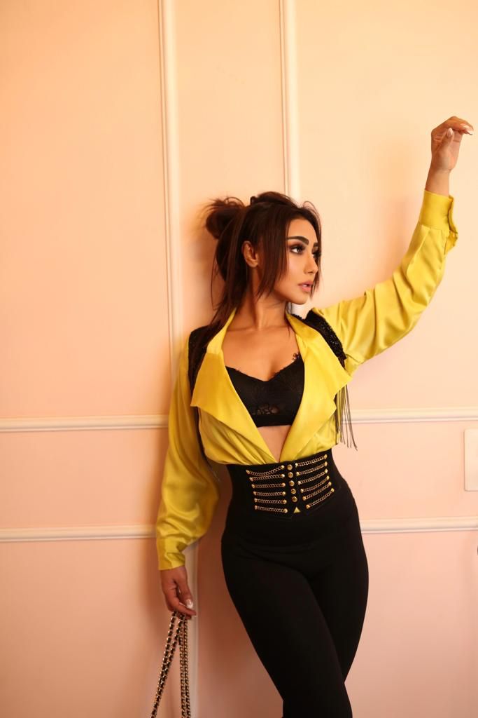 CHIC IN JACKET